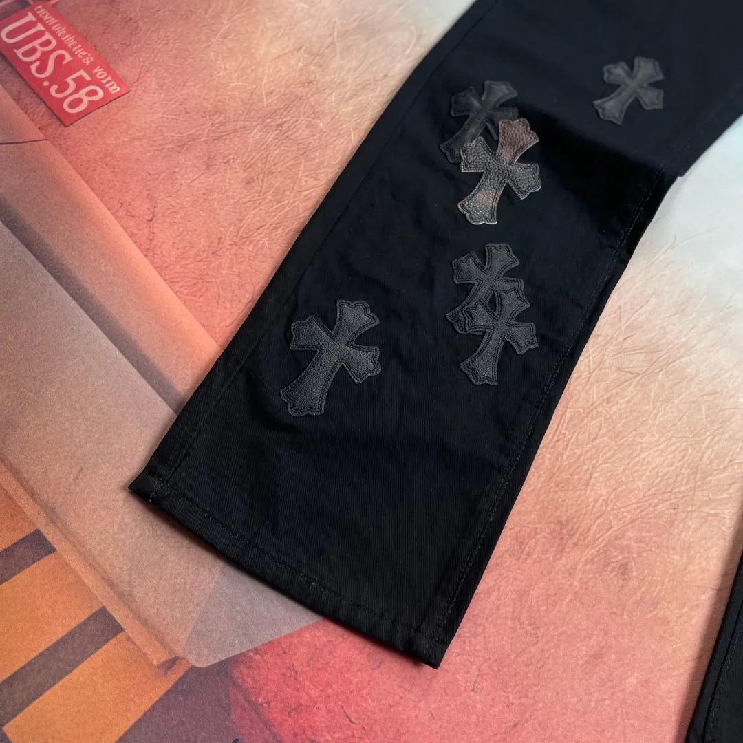 🅿️290 🔘Style number-KL119 🔘Chrome Hearts𝐂𝐡𝐫𝐨𝐦𝐞 𝐇𝐞𝐚𝐫𝐭 Black and brown camouflage cross patch leather casual jeans* Trendy people who pursue the ultimate fashion, Chrome Hearts new overalls are here! It breaks tradition and cleverly integrates camouflage cross elements, which is the same style as Mattyboy. These pants boldly combine elements of jeans and casual pants, bringing endless matching possibilities to outfit enthusiasts. The main body is black, showing mystery and coolness. It is unique in the leather design and color matching. It can be called a classic among jeans. The pants overall present a unique retro style, with a wide-legged and loose fit. The mid-high waist design not only elongates the leg lines, but also creates a lazy and casual atmosphere. It is full of comfort and sophistication. Trendy men and women should not miss it. There are as many as 40 panels on the entire trousers, giving the trousers an unparalleled texture. Taking size W34 as an example, every detail is perfectly ergonomic and demonstrates high-end quality. Whether it is daily outings, social gatherings, or exploring new fashion styles, Chrome Hearts black denim casual pants can satisfy all your imagination of fashion and lead you to be at the forefront of trends.  Size: S M L XL XXL (28.30.32.34.36) Color: Black